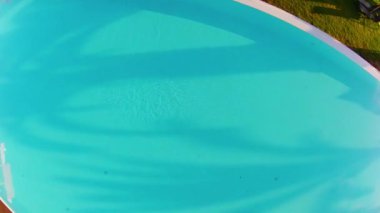 boş bir havuza Yunanistan tatil üzerinde uçan