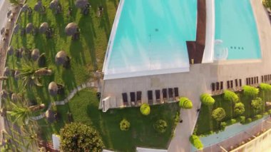 boş bir havuza Yunanistan tatil üzerinde uçan