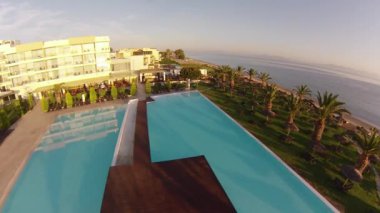 boş bir havuza Yunanistan tatil üzerinde uçan