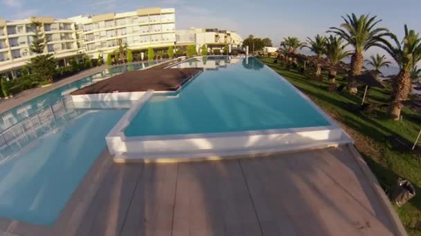 Survoler une piscine vide dans la station de Grèce — Video