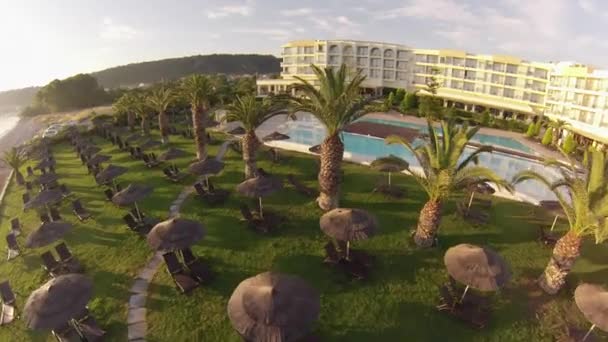 Voando sobre uma piscina vazia na Grécia resort — Vídeo de Stock