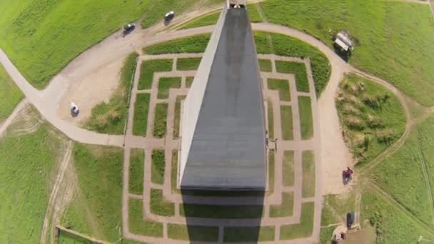 Повітря погляд на 44 метрова голода піраміда, у Москві, Росія — стокове відео