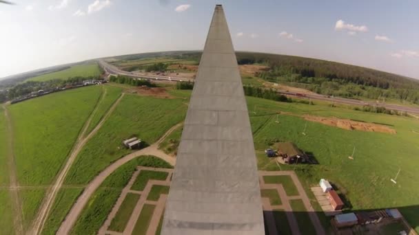 Letecký pohled na 44 metrů vysoká golod pyramidy v Moskevské oblasti, Rusko — Stock video