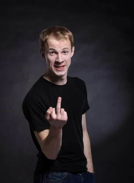 Hombre con camisa está mostrando la mierda con el dedo medio — Foto de Stock