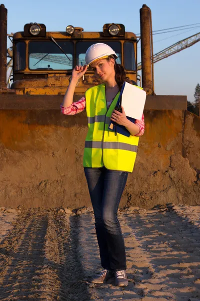 Frau arbeitet auf Baustelle — Stockfoto