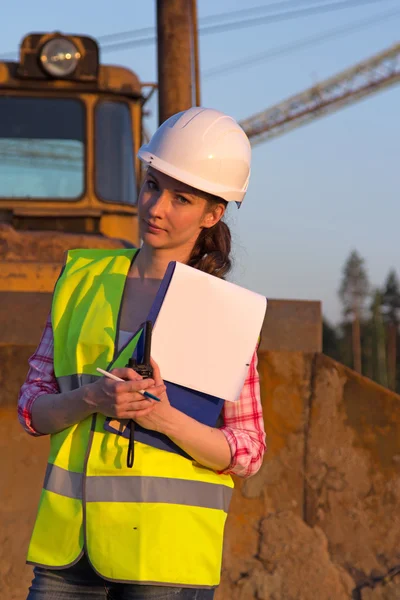 Frau arbeitet auf Baustelle — Stockfoto