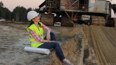 İnşaat alanında çalışan kadın.