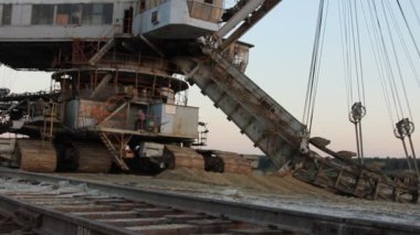 İnşaat alanında çalışan kadın.