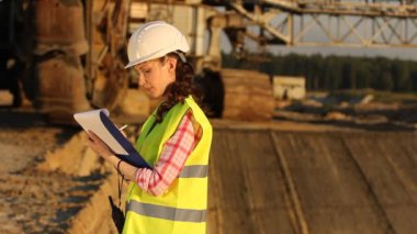 İnşaat alanında çalışan kadın.