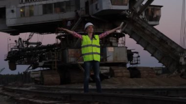 İnşaat alanında çalışan kadın.