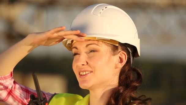 Frau arbeitet auf Baustelle — Stockvideo