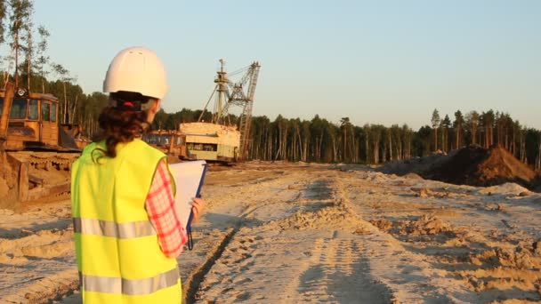 Mujer trabajando en obra — Vídeos de Stock