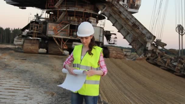 Kvinna som arbetar på byggarbetsplatsen — Stockvideo