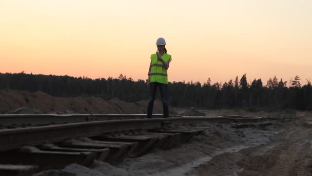Woman  on construction site — Stock Video