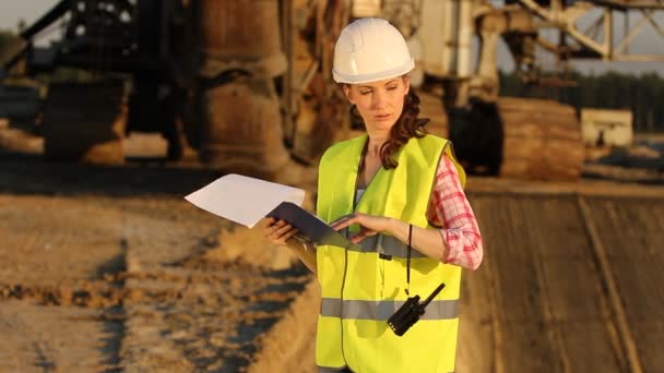 Woman working on construction site — Stock Video