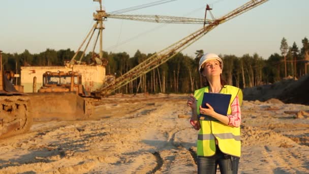 Mulher trabalhando no canteiro de obras — Vídeo de Stock