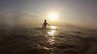 Denizde sıçramasına çocuk