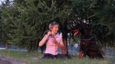 Kadın köpekle oynuyor.
