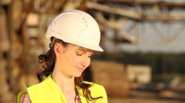 kask içinde güzel bir kadın