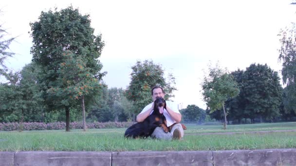 Hombre jugando con perro — Vídeos de Stock