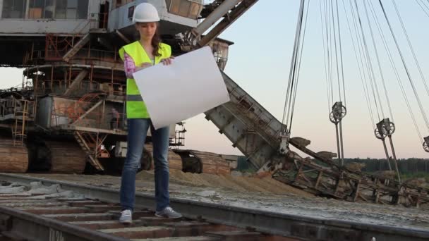 Flicka vändningar ritningar i en rulle — Stockvideo