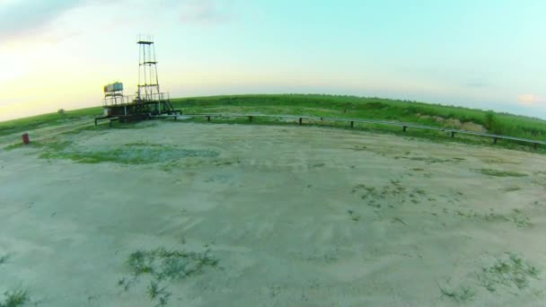 Газовое сооружение на болотной территории — стоковое видео