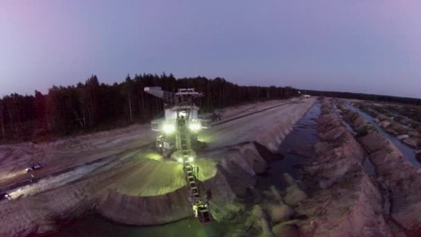 Grävmaskin på natten — Stockvideo