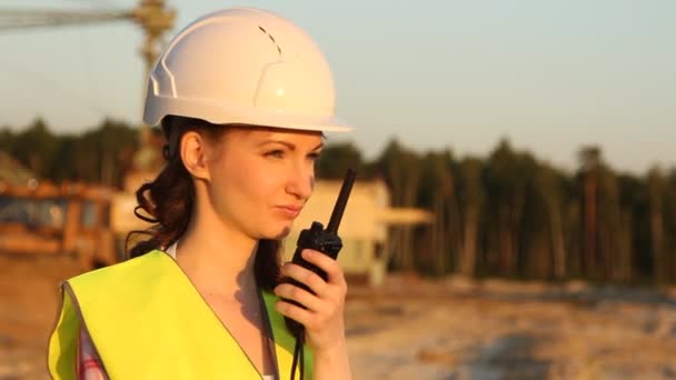 Ingineer hablando por radio — Vídeos de Stock