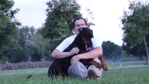 Homme jouant avec le chien — Video