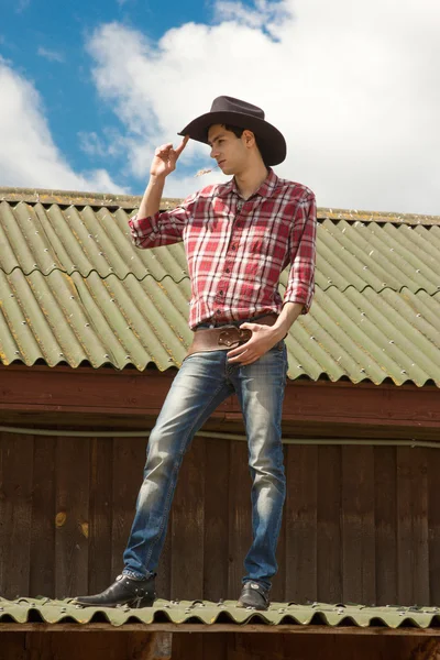 Çatıda genç romantik kovboy olduğunu — Stok fotoğraf