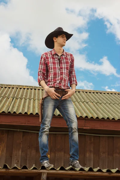 Romantiska cowboy på taket — Stockfoto