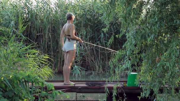 Mujer pescando — Vídeos de Stock