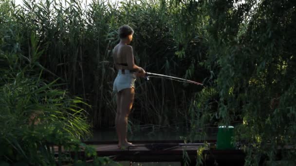 Mulher pesca — Vídeo de Stock