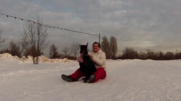 Man spelen met Dobermann — Stockvideo