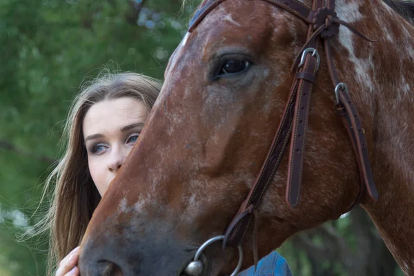 Jonge vrouw met paard — Stockfoto