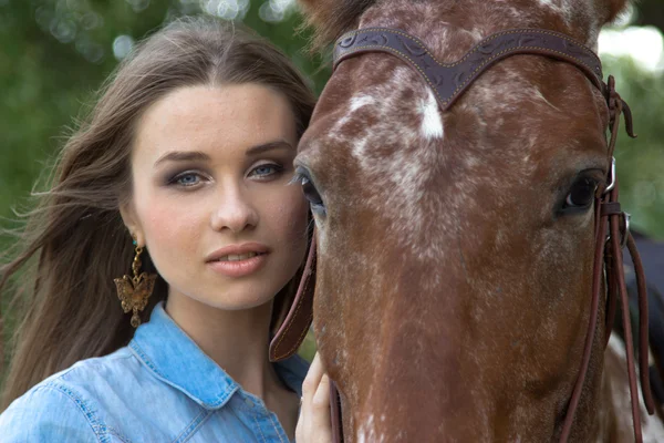 Mladá žena s koněm — Stock fotografie