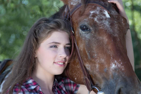 Jonge vrouw met paard — Stockfoto