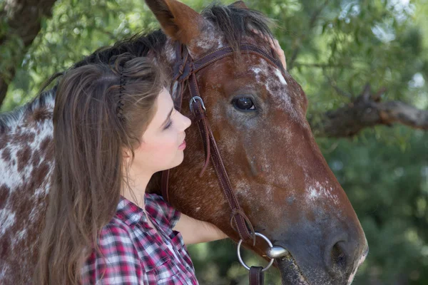 Junge Frau mit Pferd — Stockfoto