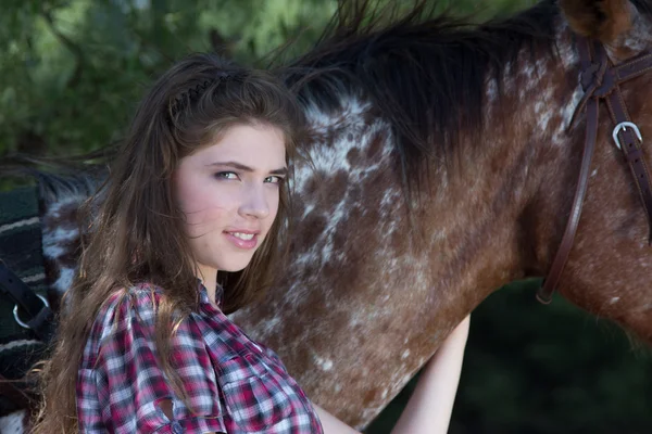 Mujer joven con caballo — Foto de Stock