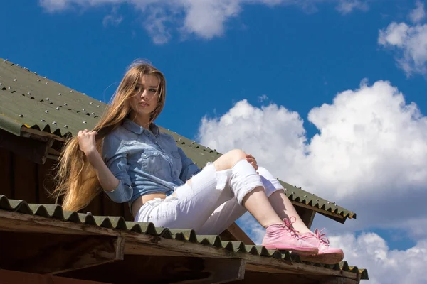 Joyeux cheveux longs cow-girl sur le toit — Photo