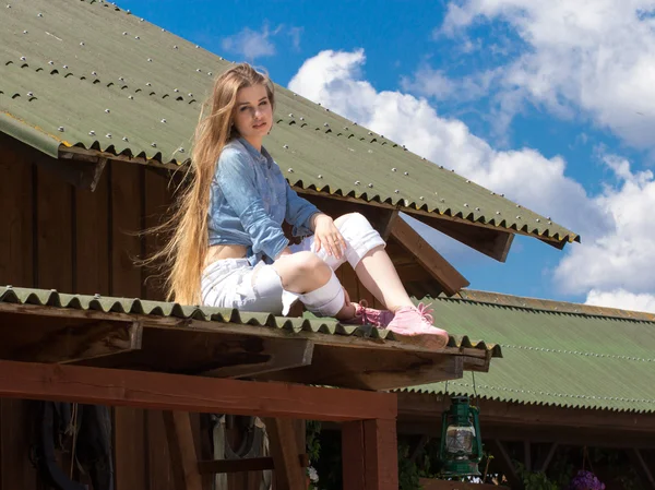Joyeux cheveux longs cow-girl sur le toit — Photo