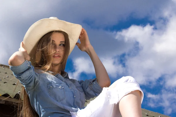 Portrait rapproché de cowgirl heureux sur le toit — Photo