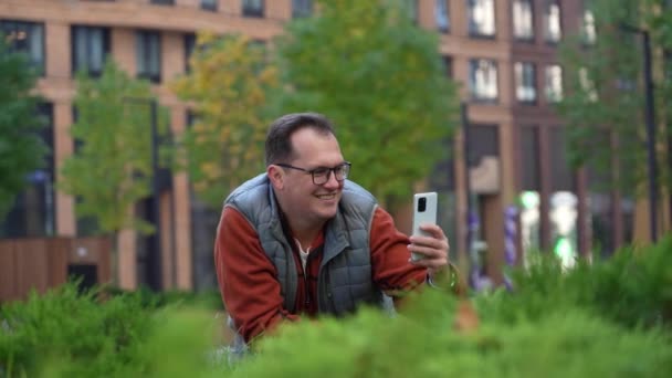 Volwassen man doet selfie buiten — Stockvideo