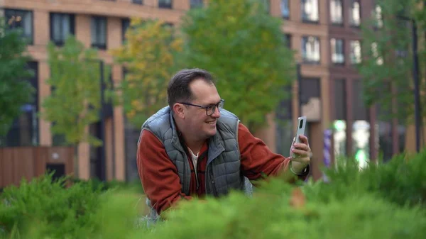 Erwachsener Mann macht Selfie im Freien — Stockfoto