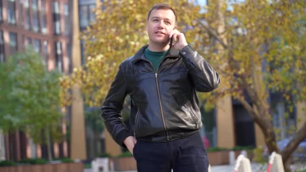 Millenial muž drží telefon spěchající romantické rande psaní přítelkyně sms — Stock video