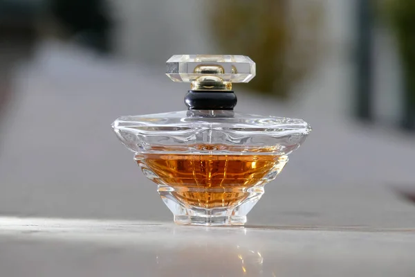 Frasco de perfume aberto — Fotografia de Stock