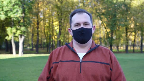 Férfi vegye le a fekete védő maszkot — Stock videók