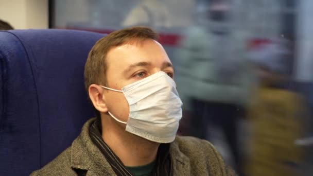 Müder Mann mit medizinischer Maske fährt in S-Bahn — Stockvideo