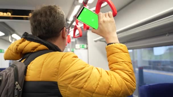 Zmęczony człowiek jeździ pociągiem podmiejskim — Wideo stockowe