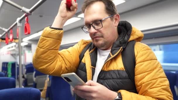 Hombre cansado monta en tren suburbano — Vídeo de stock